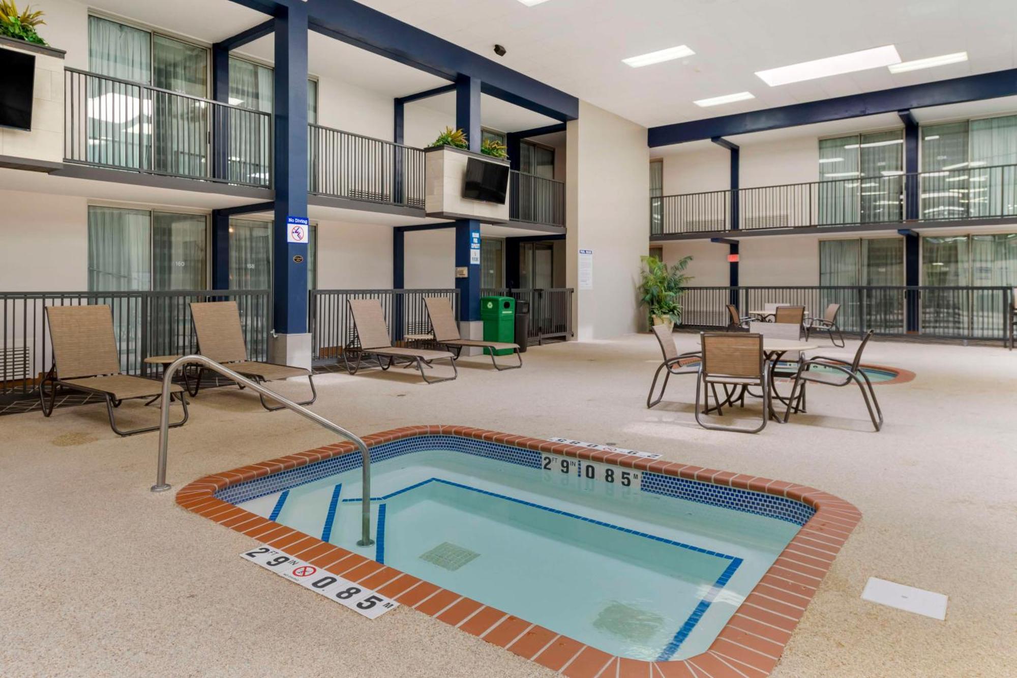 Best Western Fairmont Exterior photo